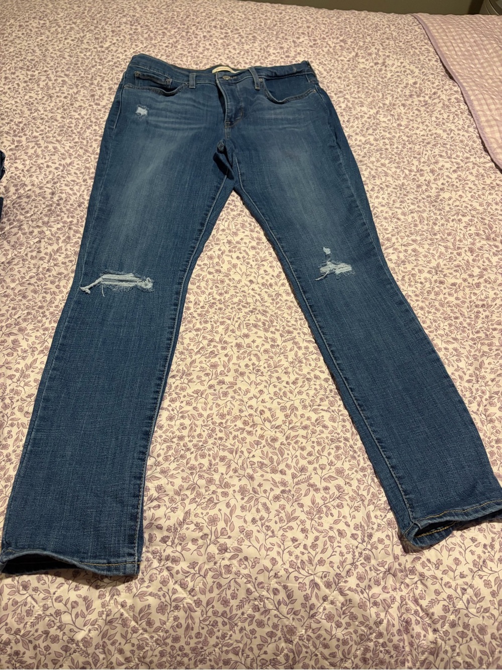 Levi's Women's Blue Straight-Leg Distressed Jeans
